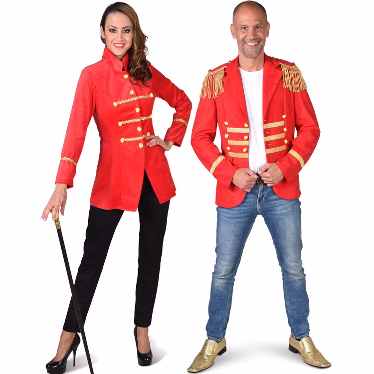 Zirkus Kostüm Rote Garde Jacke Gold Uniform für Damen Gr. XS-XXL Rot Fasching Karneval Mottoparty Paar- und Gruppenkostüm Frau und Mann tragen rote Zirkusjacken mit goldenen Details, die Frau mit Stock und hohem Zylinder auf dem Kopf, der Mann mit Jeans und goldenen Schuhen.
