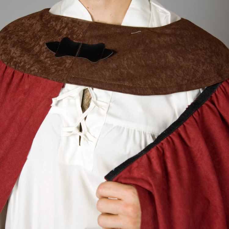 Sankt Martins Kostüm Deluxe teilbarer Umhang mit Helm & Schwert Fasching Karneval Mottoparty Laternenumzug Laternenfest Martinstag Detailaufnahme roter Umhang mit brauner Schulterpasse von Vorne