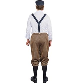 Mann in braun gestreifter Knickerbocker mit Weste, weißem Hemd und Schirmmütze von Vorne.