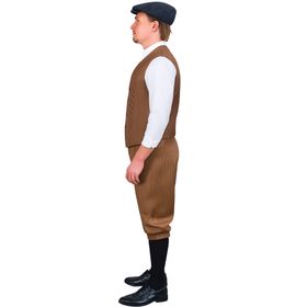 Mann in braun gestreifter Knickerbocker mit Weste, weißem Hemd und Schirmmütze von Vorne.
