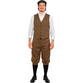 Mann in braun gestreifter Knickerbocker mit Weste, weißem Hemd und Schirmmütze von Vorne.
