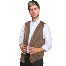 Mann in braun gestreifter Knickerbocker mit Weste, weißem Hemd und Schirmmütze von Vorne.
