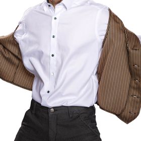 Mann in braun gestreifter Knickerbocker mit Weste, weißem Hemd und Schirmmütze von Vorne.