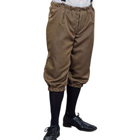 Mann in braun gestreifter Knickerbocker mit Weste, weißem Hemd und Schirmmütze von Vorne.