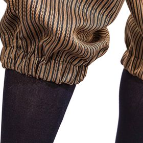 Mann in braun gestreifter Knickerbocker mit Weste, weißem Hemd und Schirmmütze von Vorne.