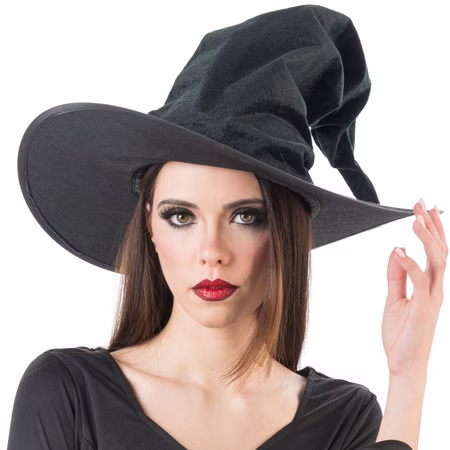 Schwarzer Hexenhut Halloween aus Samt 35 cm hoch für Damen Kostüm-Zubehör Walpurgisnacht Blocksberg Fasching Karneval Mottoparty Frau mit schwarzem Hexenhut von Vorne