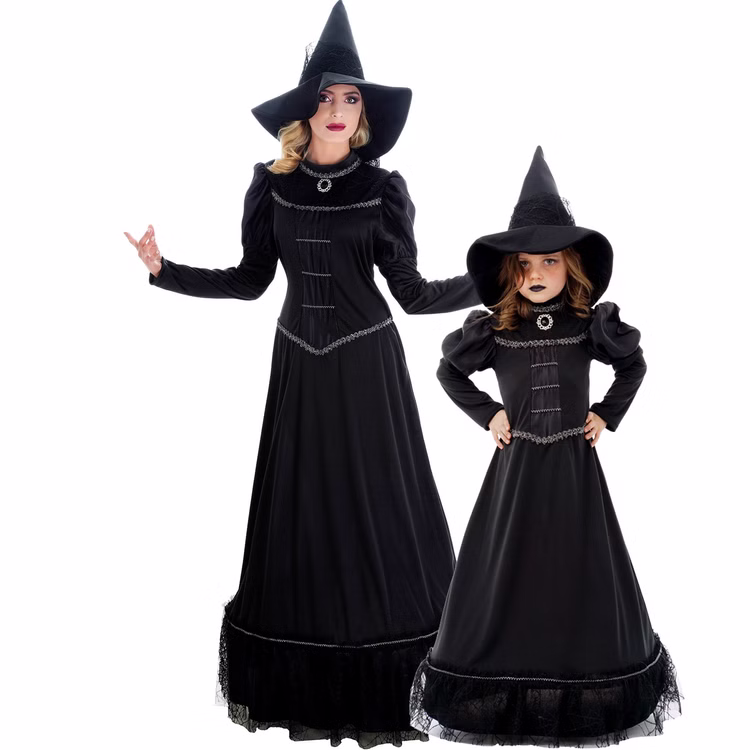 Schwarze Halloween Hexe Morwenna Gothic mit Hexenhut für Damen Gr. S-XL Hexenkleid mit Hut Fasching Karneval Mottoparty Familien-Kostüm: Schwarzes Hexenkostüm mit Hut für Damen und daneben ein Mädchen im schwarzen Hexenkleid mit passendem Hut von Vorne.