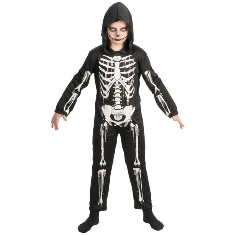 Junge im schwarzen Overall, der mit weißen Knochenteilen bedruckt ist von Vorne. Der Junge hat die Kapuze des Overalls auf dem Kopf.