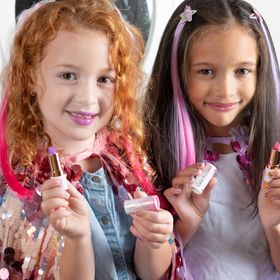 Bunte Haarsträhnen in Pink und Lila mit glitzernden Stern-Haarspangen zum Einklipsen für Kinder mit dem dem Hinweis, dass es sich um 8 Stück handelt.