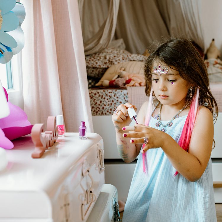 Bunte Haarsträhnen mit Clip 8 Stück Pink & Lila Prinzessin Extensions für Kinder Bunte Haarsträhnen in Pink und Lila mit glitzernden Stern-Haarspangen zum Einklipsen für Kinder mit dem dem Hinweis, dass es sich um 8 Stück handelt.