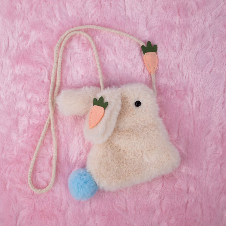Hasen Handtasche Hoppler Flocke weiße Plüsch Tasche Ostern für Kinder Ostern Ostergeschenk Kostüm-Zubehör Fasching Karneval Mottoparty Rollenspiele Plüsch-Hasentasche mit Karotten-Details und blauem Bommel, liegend auf rosa Felluntergrund.