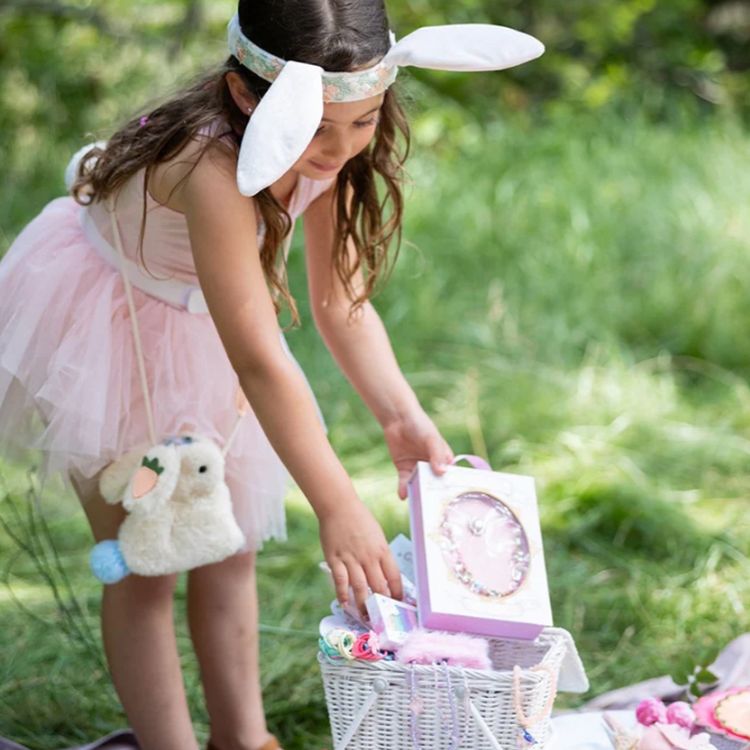 Hasen Handtasche Hoppler Flocke 19 x 15 cm weiße Plüsch Tasche Ostern für Kinder Plüsch-Handtasche in Hasenform mit Karotten-Applikationen an den Ohren und einem blauen Bommel als Schwanz, auf weißem Hintergrund.