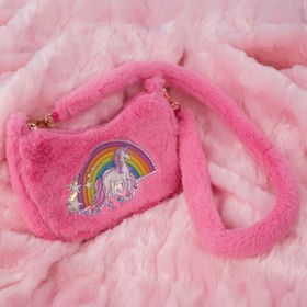 Pinke Plüsch-Handtasche mit Regenbogen- und Einhornmotiv sowie breitem, weichem Schulterriemen, auf weißem Hintergrund.