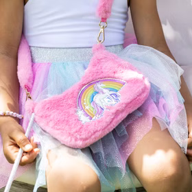 Einhorn Handtasche Rosa Plüsch Tasche Rosalie Regenbogenherz für Kinder Geschenkidee Geburtstag Kostüm-Zubehör Fasching Karneval Mottoparty Nahaufnahme der pinken Einhorn-Handtasche mit Regenbogenmotiv, getragen von einem Mädchen mit glitzerndem Tüllrock.