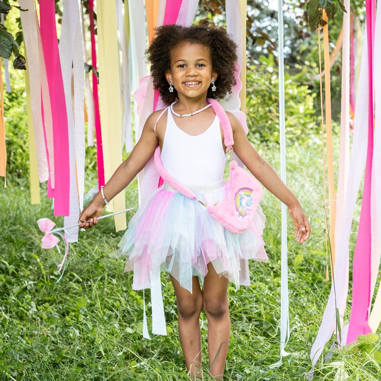 Einhorn Handtasche Rosa Plüsch Tasche Rosalie Regenbogenherz für Kinder Pinke Plüsch-Handtasche mit Regenbogen- und Einhornmotiv sowie breitem, weichem Schulterriemen, auf weißem Hintergrund.