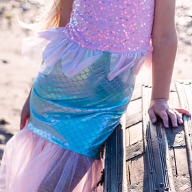 Meerjungfrauen Kostüm Mermaid Sirena Glitzerflosse für Kinder 3-8 Jahre Rosa Nixe Mermaid Kostüm Fasching Karneval Mottoparty Kindergeburtstag Nahaufnahme des Meerjungfrauenkostüms mit glitzerndem Schuppenstoff und rosa Rüschen am Oberteil.