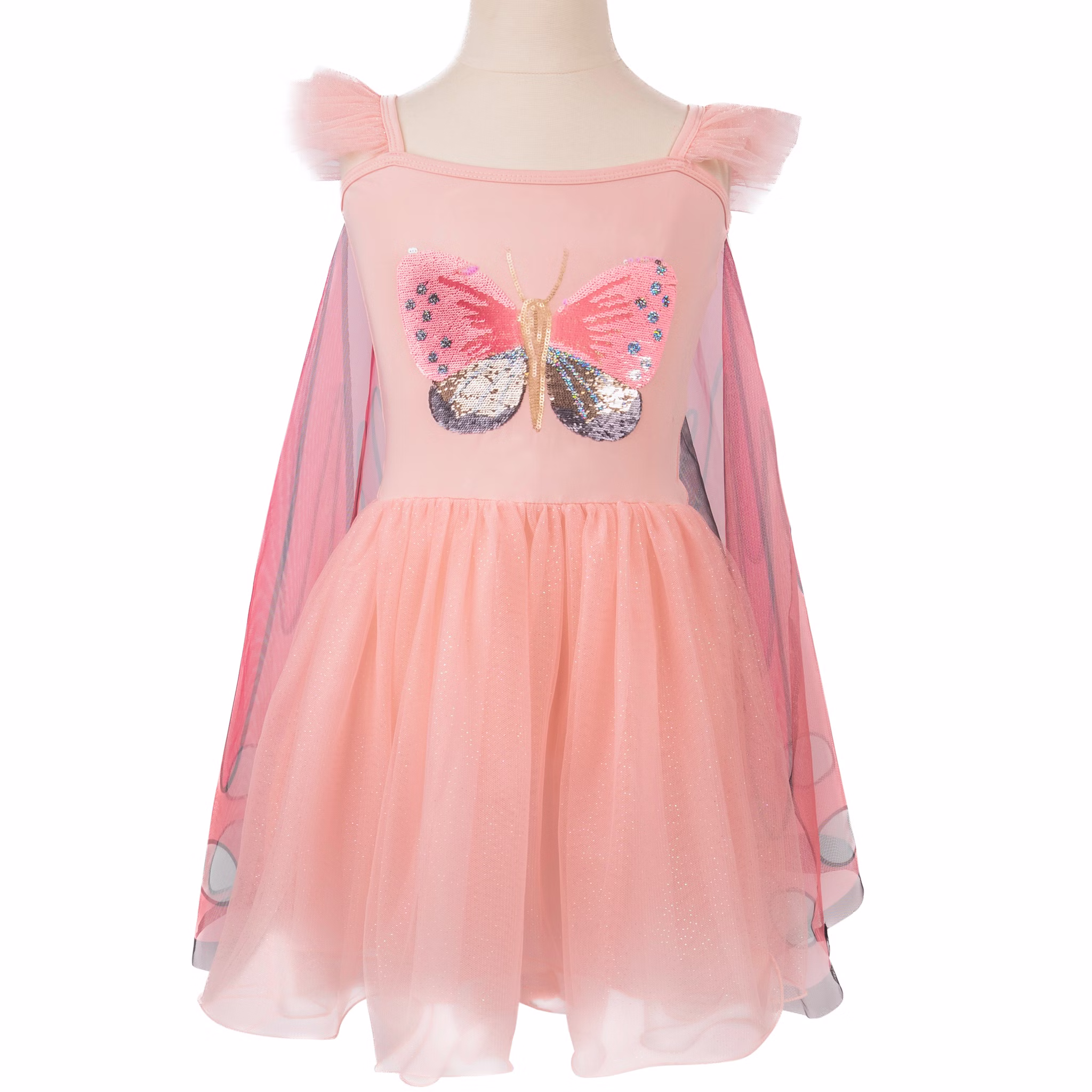 Ein rosa Schmetterlingskleid auf einer Puppe, mit Pailletten-Schmetterling auf der Brust und transparenten Flügeln.