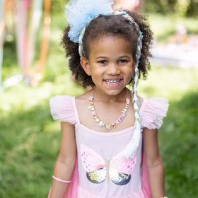 Schmetterling Kostüm Fee Rosalie Kleid mit Flügeln für Kinder 5-6 Jahre Tierkostüm Fasching Karneval Mottoparty Kindergeburtstag Ein Mädchen mit rosa Schmetterlingskleid und glitzerndem Schmuck lächelt fröhlich in die Kamera.