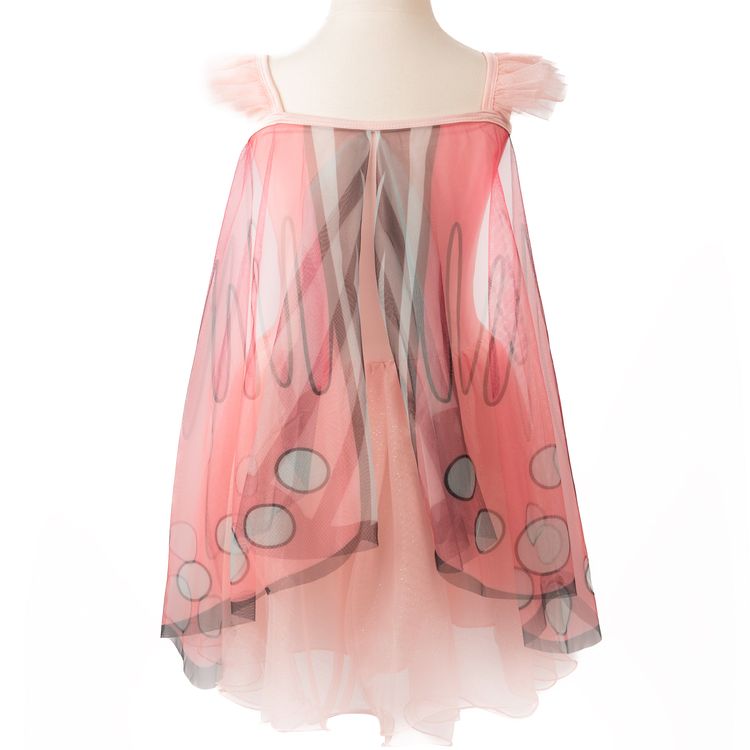 Schmetterling Kostüm Fee Rosalie Kleid mit Flügeln für Kinder Ein Mädchen im Schmetterlingskleid breitet die rosa Flügel im Garten vor einer Rosenhecke weit aus.