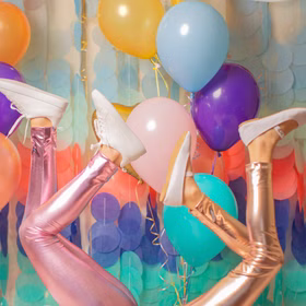 Leggings Rosa Metallic Fee Prinzessin Kostüm-Zubehör für Kinder 3-8 Jahre Kostüm-Zubehör Fasching Karneval Mottoparty Geburtstag Kinderfasching Zwei Beine in Metallic-Leggings, pink und goldfarben, mit weißen Turnschuhen, spielerisch in die Luft gestreckt.
