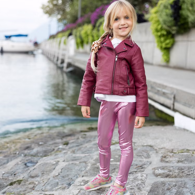 Leggings Rosa Metallic Fee Prinzessin Kostüm-Zubehör für Kinder 3-8 Jahre Kostüm-Zubehör Fasching Karneval Mottoparty Geburtstag Kinderfasching Ein Mädchen mit geflochtenem Zopf steht am Ufer, trägt eine pinkfarbene Metallic-Leggings und eine weinrote Jacke.