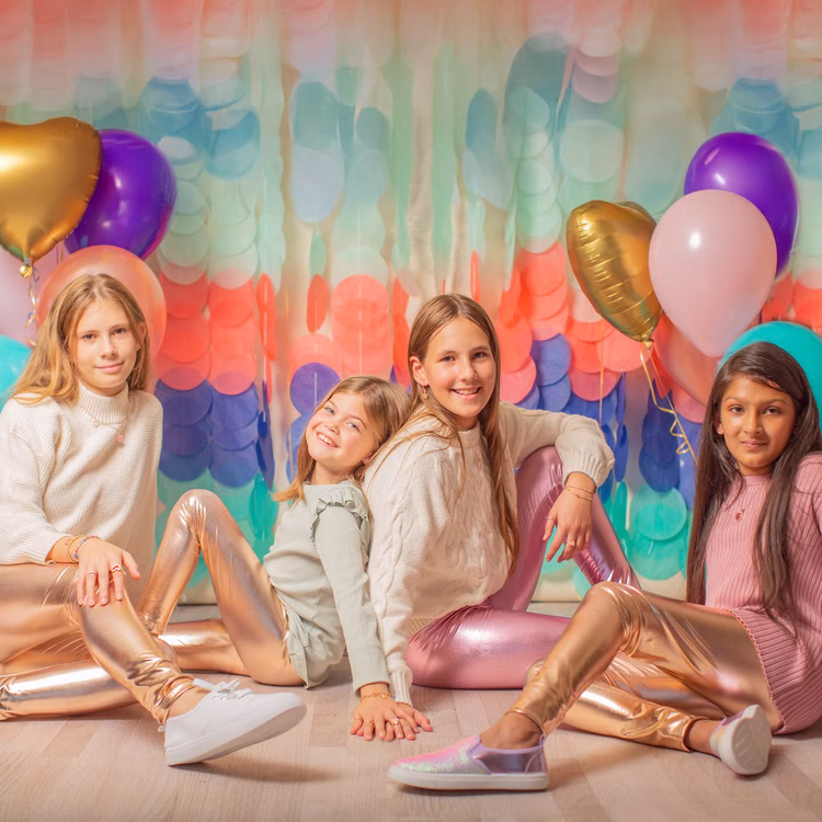 Leggings Rosa Metallic Fee Prinzessin Kostüm-Zubehör für Kinder 3-8 Jahre Kostüm-Zubehör Fasching Karneval Mottoparty Geburtstag Kinderfasching Vier Mädchen in Metallic-Leggings in Pink und Gold sitzen fröhlich zusammen auf dem Boden vor einer bunten Kulisse mit Luftballons.