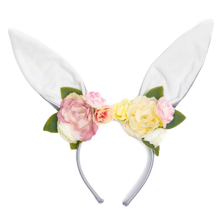 Mädchen im Osterhase Flocke Kostüm hebt spielerisch den rosa Tüllrock an, während es in einer Wiese steht.