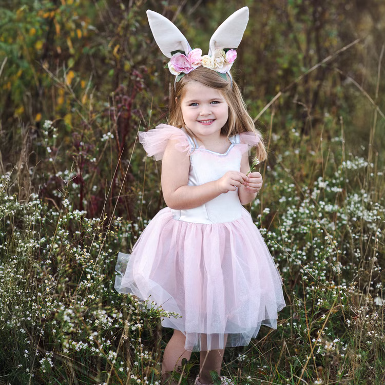 Hasen Kostüm Osterhase Flocke Kleid mit Haarreif für Kinder 3-6 Jahre Tier Tierkostüm Osterhasenkostüm Tierkleid Fasching Karneval Mottoparty Ostern Osterfest Kindergeburtstag Mädchen trägt das Osterhase Flocke Kostüm mit rosa Kleid und Hasenohren-Haarreif, lächelt stehend auf einer Wiese.