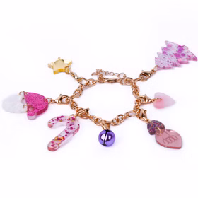 Nahaufnahme eines goldenen Armbands mit befestigten Anhängern in Herz-, Stern- und Weihnachtsbaumform.