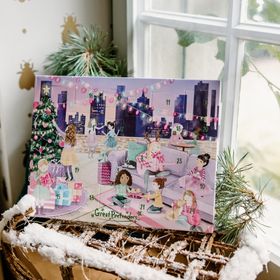Adventskalender mit geöffnetem Türchen, davor die enthaltenen Schmuckteile dekorativ angeordnet.