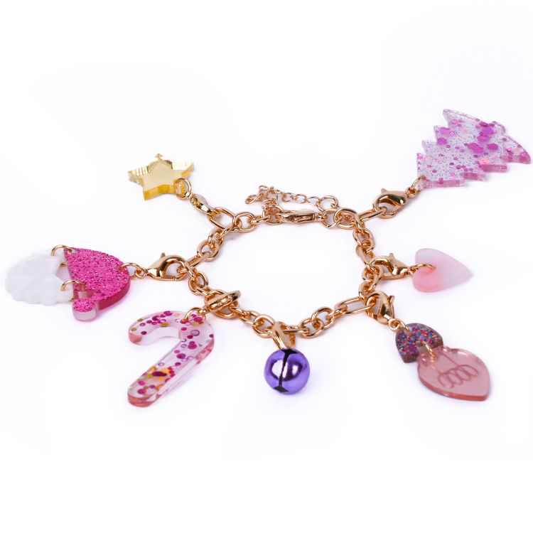 Schmuck Adventskalender Armband & Kette 22 Anhänger Weihnachts-Party für Kinder Adventskalender mit geöffnetem Türchen, davor die enthaltenen Schmuckteile dekorativ angeordnet.