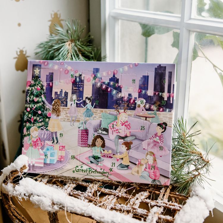 Schmuck Adventskalender Armband & Kette 22 Anhänger Weihnachts-Party für Kinder Adventskalender mit geöffnetem Türchen, davor die enthaltenen Schmuckteile dekorativ angeordnet.