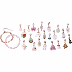 Zwei Armbänder und 22 bunte Charms im Detail, darunter Figuren wie Schneeflocke, Geschenk und Lebkuchenmann.