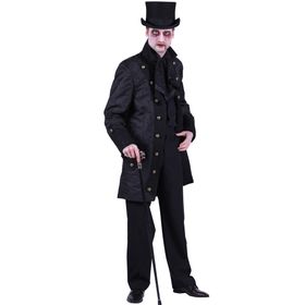 Ein Mann im schwarzen Vampir-Mantel und Zylinder steht mit Gehstock und gruseligem Gesichtsausdruck.