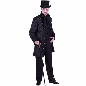Ein Mann im schwarzen Gothic-Kostüm mit langem Mantel, Zylinder und Gehstock, geschminkt als Vampir.