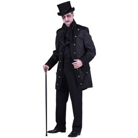 Ein Mann im schwarzen Vampir-Mantel und Zylinder steht mit Gehstock und gruseligem Gesichtsausdruck.