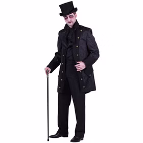 Ein Mann im schwarzen Vampir-Mantel und Zylinder steht mit Gehstock und gruseligem Gesichtsausdruck.