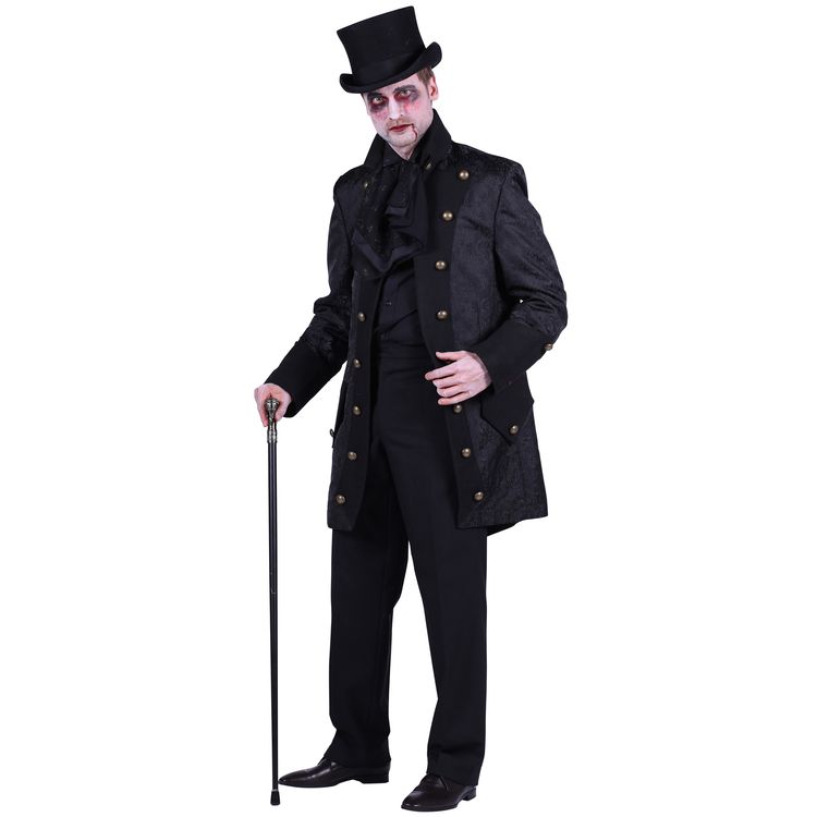 Ein Mann im schwarzen Vampir-Mantel und Zylinder steht mit Gehstock und gruseligem Gesichtsausdruck.