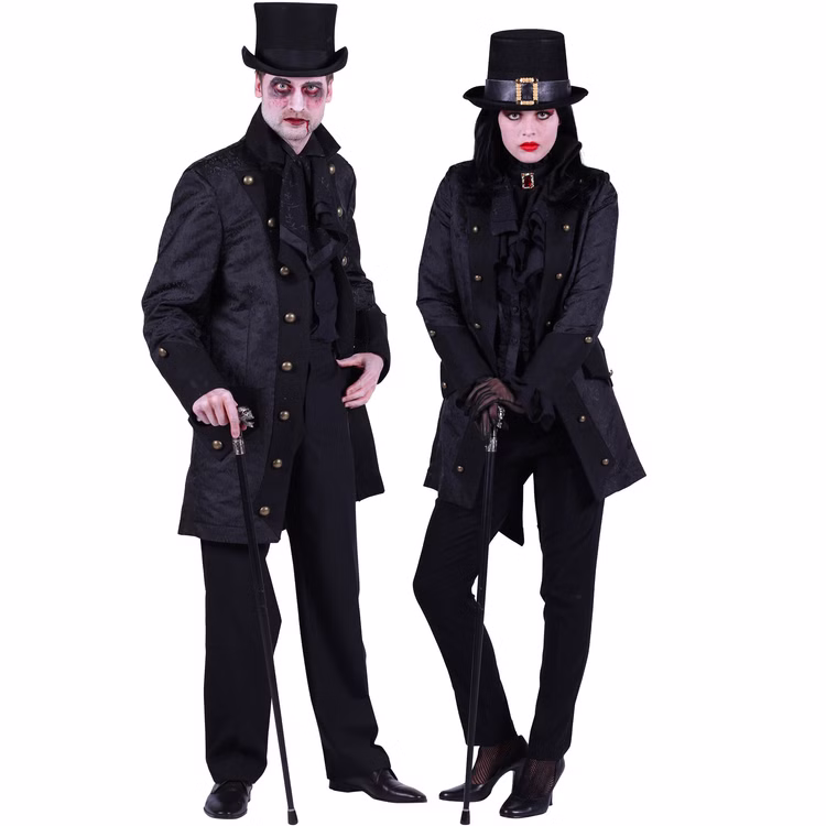 Gothic Kostüm Halloween Vampirlord Herr der Finsternis für Herren Gr. M-XXL Gothic-Jacke Uniform viktorianischer Mantel Fasching Karneval Mottoparty Ein Mann und eine Frau im Partnerlook tragen schwarze Gothic-Mäntel und Zylinder, beide mit düsterem Vampir-Make-up.