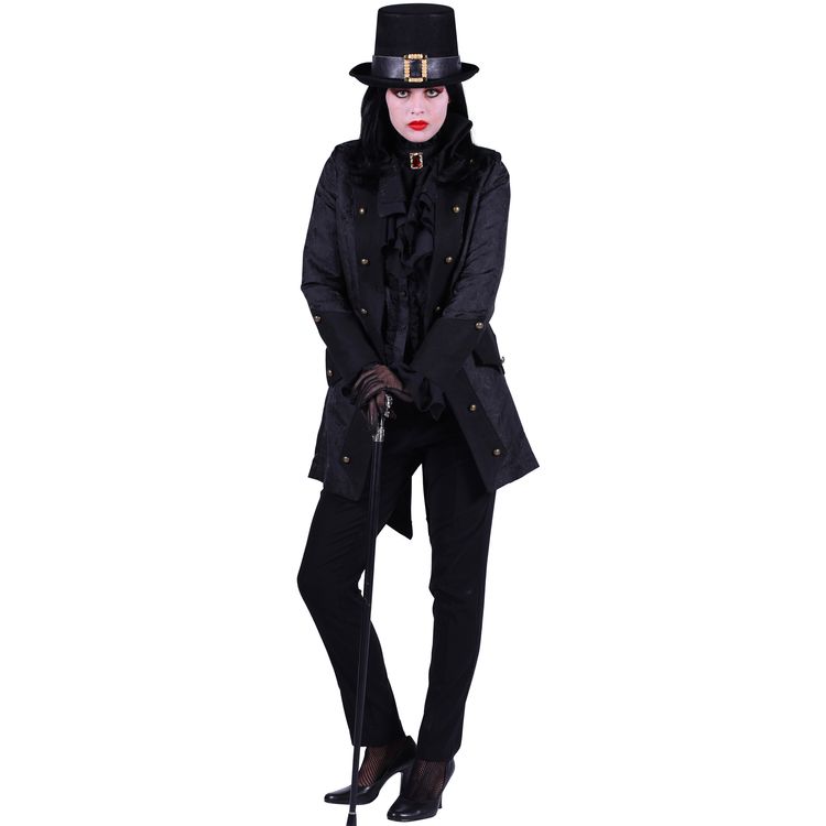 Frau in schwarzer Gothic-Jacke mit Zylinder und Gehstock, seitlich stehend und ernstem Gesichtsausdruck.