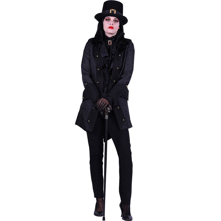 Frau in schwarzer Gothic-Jacke mit Zylinder und Gehstock, seitlich stehend und ernstem Gesichtsausdruck.