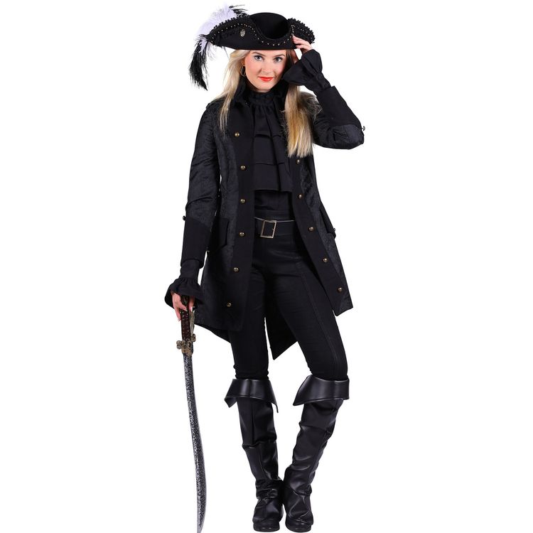 Frau in schwarzer Gothic-Jacke mit Zylinder und Gehstock, seitlich stehend und ernstem Gesichtsausdruck.