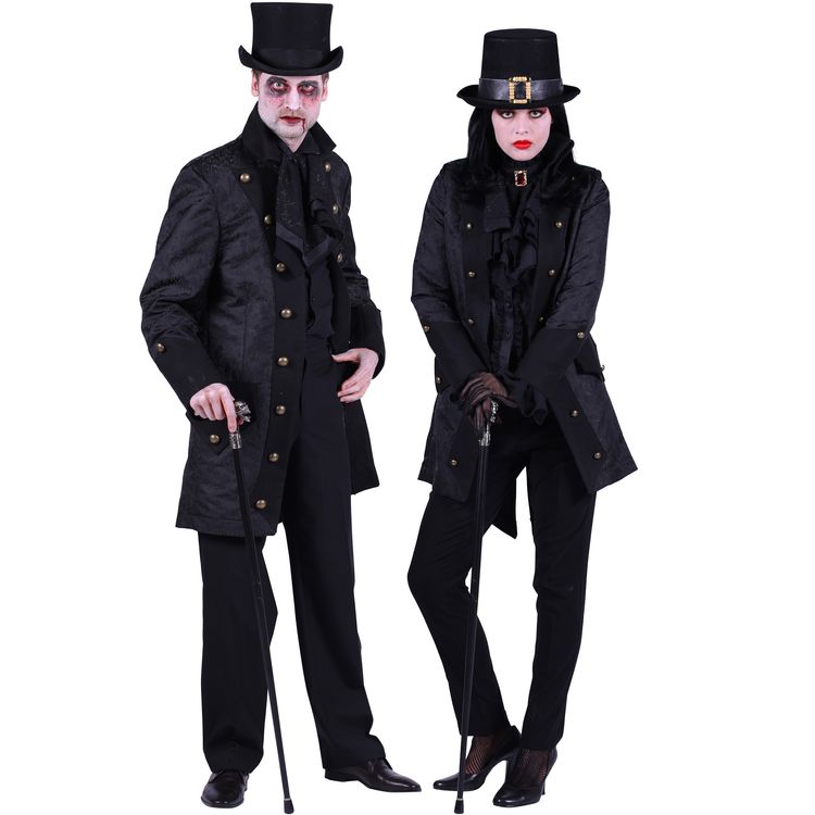 Frau in schwarzer Gothic-Jacke mit Zylinder und Gehstock, seitlich stehend und ernstem Gesichtsausdruck.