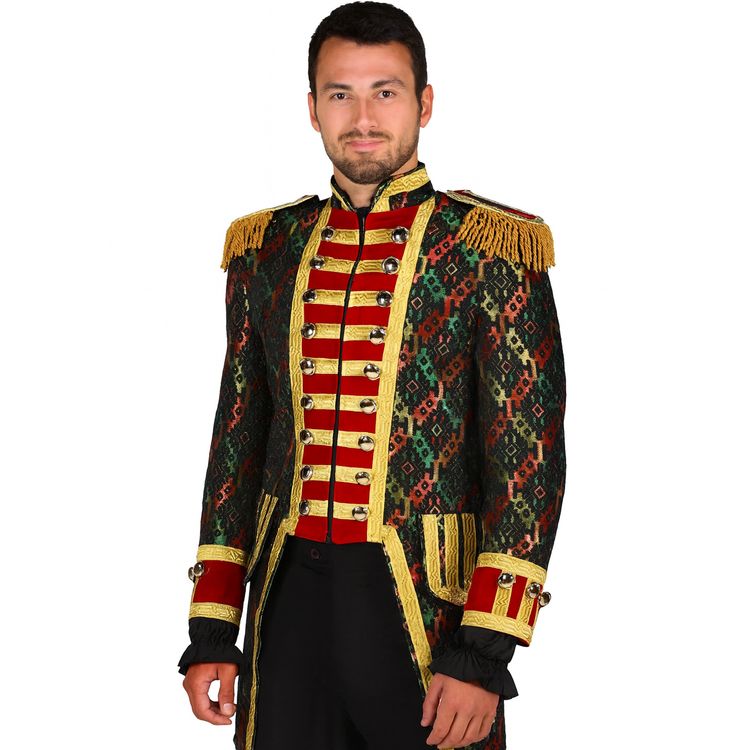 Ein Mann steht in bunter Garde Jacke mit goldenen Details und roten Elementen, ohne Hut, und blickt in die Kamera.