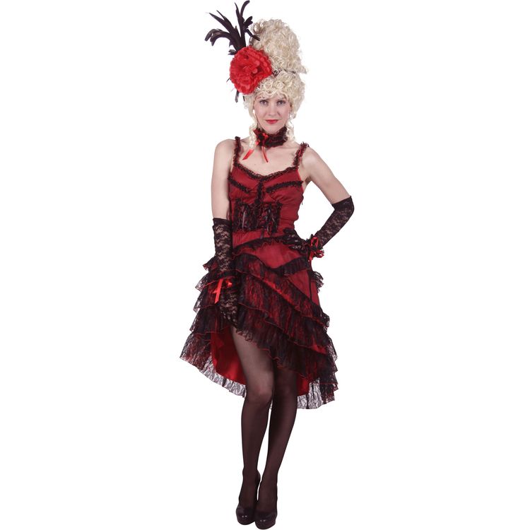 Frau im roten Western- und Burlesque-Kleid mit schwarzen Spitzenvolants. Sie trägt eine blonde Hochsteckfrisur mit rotem Feder-Kopfschmuck, schwarze Spitzenhandschuhe und schwarze Strumpfhose.