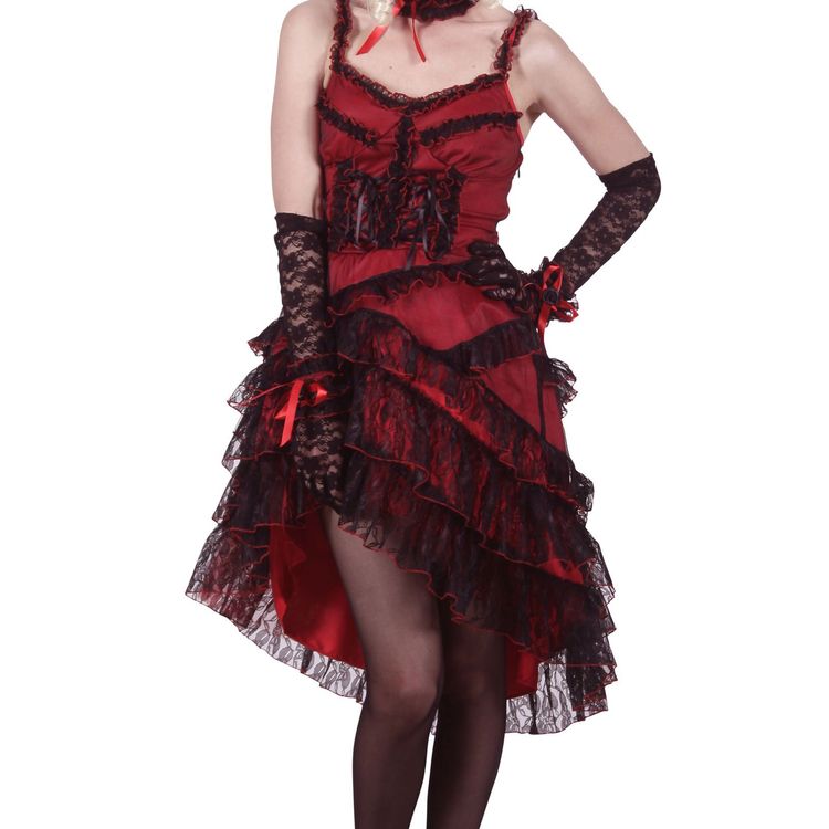 Frau im roten Western- und Burlesque-Kleid mit schwarzen Spitzenvolants. Sie trägt eine blonde Hochsteckfrisur mit rotem Feder-Kopfschmuck, schwarze Spitzenhandschuhe und schwarze Strumpfhose.