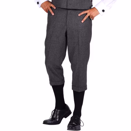 Knickerbocker Hose 20er Jahre Wilhelm 3/4 Hose Grau für Herren Gr. 50-58 3/4-Hose Kostüm-Zubehör Fasching Karneval Mottoparty Ein Mann trägt eine graue Knickerbocker-Hose, kombiniert mit Weste, weißem Hemd, Krawatte, Kniestrümpfen und schwarzen Schuhen.
