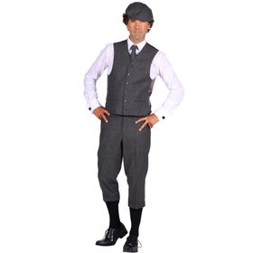 Ein Mann trägt eine graue Knickerbocker-Hose, kombiniert mit Weste, weißem Hemd, Krawatte, Kniestrümpfen und schwarzen Schuhen.