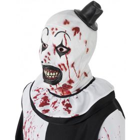Komplettes Terrifier Kostüm mit Maske und Overall von Vorne, getragen von einem Modell in Gruselpose.