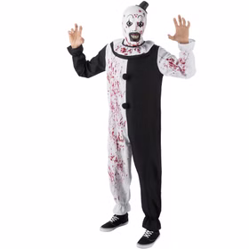 Komplettes Terrifier Kostüm mit Maske und Overall von Vorne, getragen von einem Modell in Gruselpose.